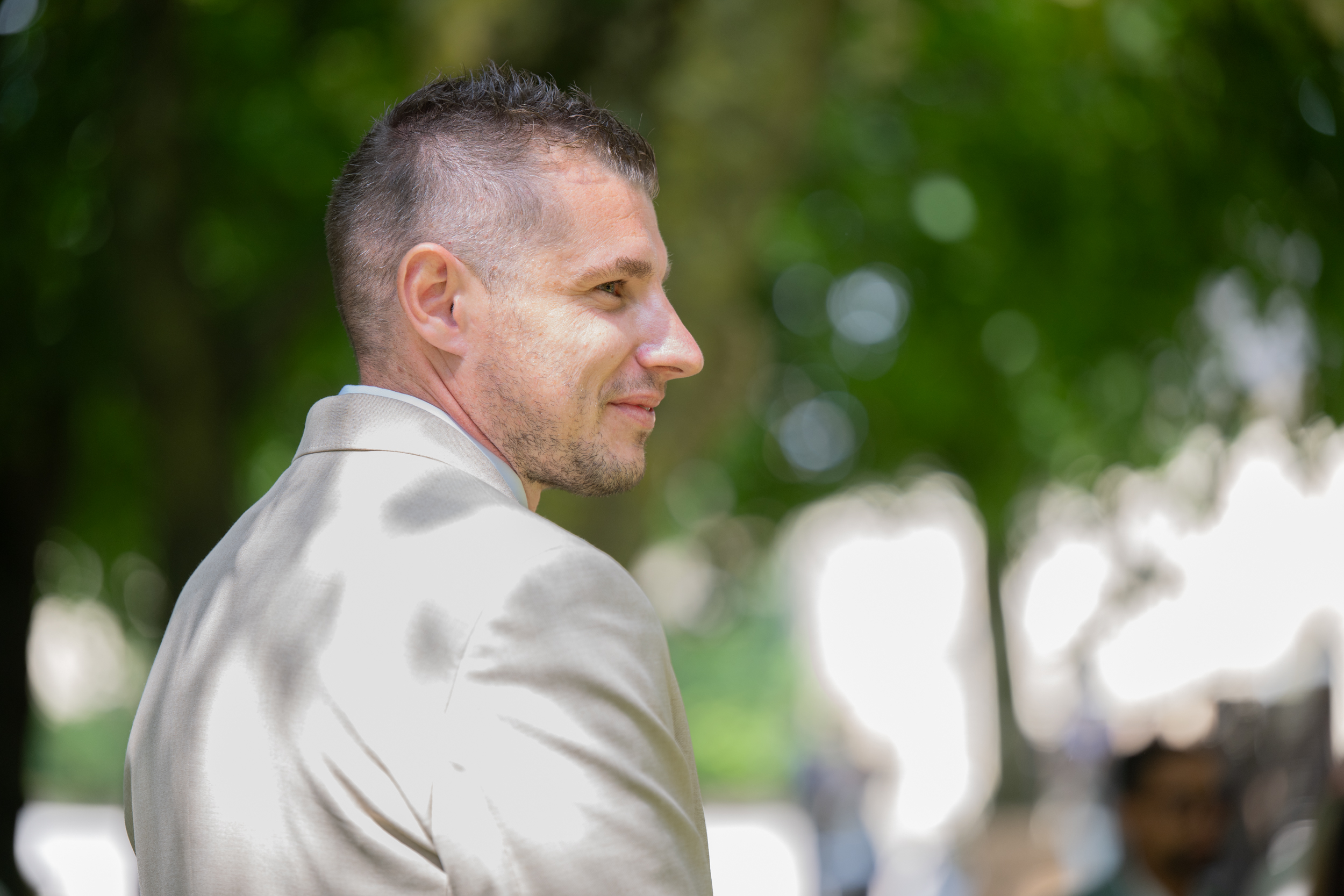 un marié rempli d'emotion