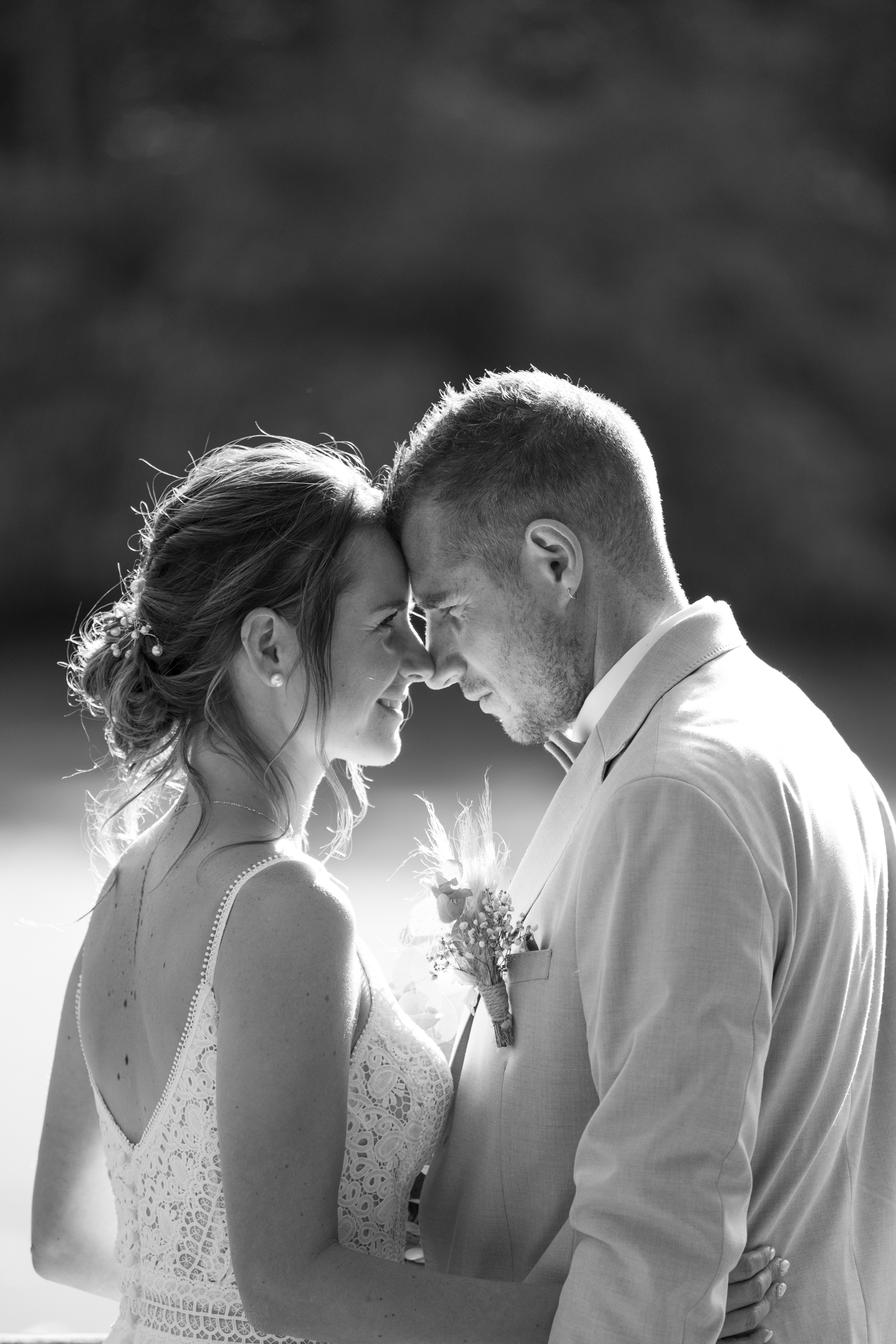 un jolie couple Instant émotionnel en noir et blanc des mariée après la cérémonie